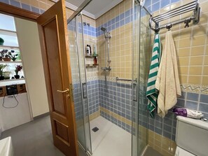 Een douche, handdoeken, toiletpapier