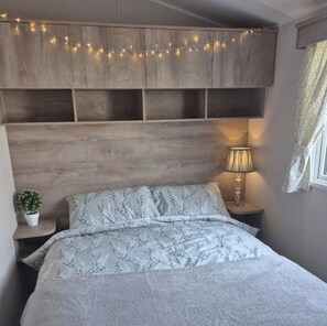 Room - 3br-sleeps8-parking-pool-prime Location (Holywell)