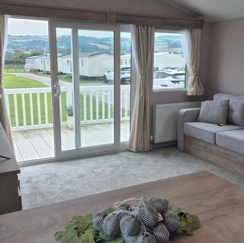 3br-sleeps8-parking-pool-prime Location