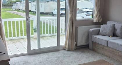 3br-sleeps8-parking-pool-prime Location