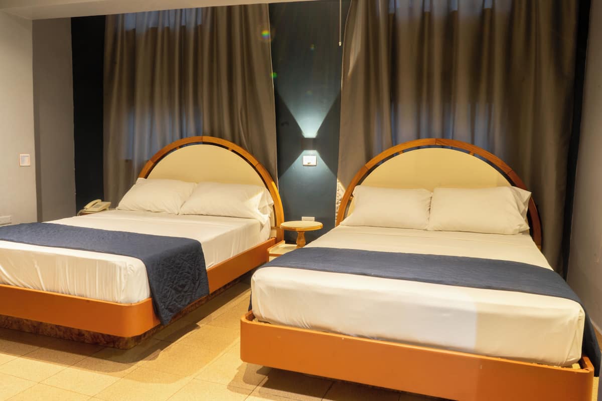 Vierpersoonskamer | Luxe beddengoed, donzen dekbedden, bedden met traagschuimmatras