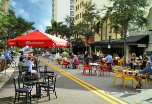 Outdoor dining - Lido-Key, New Tiny Cute Studio-E (Sarasota)
