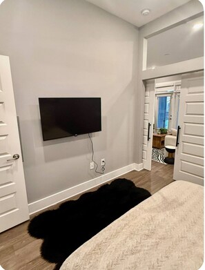 1 slaapkamer, een kluis op de kamer, een strijkplank/strijkijzer