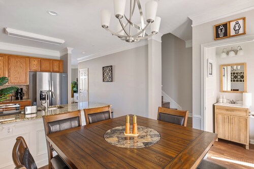 Adorable 2-bedroom Charlotte townhome w/ king bed, perfect for your stay!