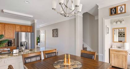 Adorable 2-bedroom Charlotte townhome w/ king bed, perfect for your stay!