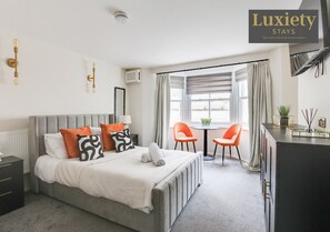 1 bedroom, iron/ironing board, travel cot, free WiFi - Bright & Modern Studio City Centre Near High Street by Luxiety Stays (Southend-on-Sea)