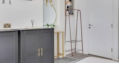 Stylish & Gorgeous Studio City Centre High Street by Luxiety Stays