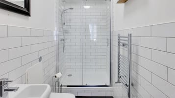 Ducha, secador de pelo, toallas y jabón