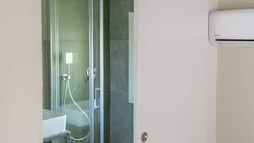 Dusche, Haartrockner, Bidet, HandtĂŒcher