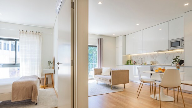 Un apartamento moderno con sala de estar, comedor y cocina.