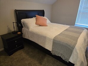 3 habitaciones, tabla de planchar con plancha y cuna de viaje 