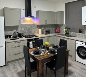 Frigorífico, microondas, horno y placa de cocina