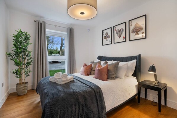 2 bedrooms, desk, iron/ironing board, travel cot - Westburn Park Suite | Grampian Lettings (Aberdeen)