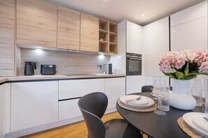 Fridge, oven, stovetop, dishwasher