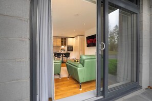 Outdoor dining - Westburn Park Suite | Grampian Lettings (Aberdeen)