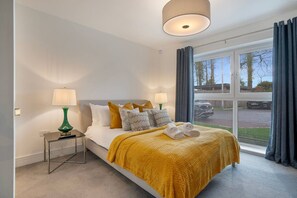 Desk, iron/ironing board, travel cot, free WiFi - Westburn Park Suite | Grampian Lettings (Aberdeen)