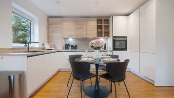 Fridge, oven, stovetop, dishwasher
