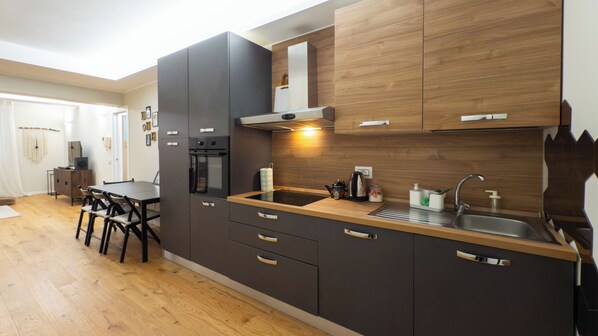 Kühlschrank, Ofen, Herdplatte, Geschirrspüler