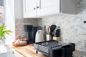 Cafetière/bouilloire, réfrigérateur, four, plaque de cuisson