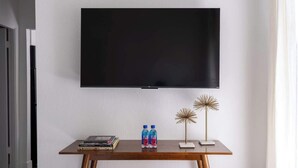 Unclassified image, 4 of 23, button - Studio Hideaway in Beachwood (Los Angeles)