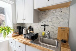 Fridge, oven, stovetop, coffee/tea maker - Studio Hideaway in Beachwood (Los Angeles)