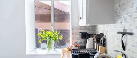 Réfrigérateur, un four, surface de cuisson, cafetiÚre-théiÚre