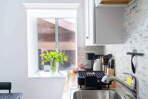 Coffee/tea maker, fridge, oven, stovetop
