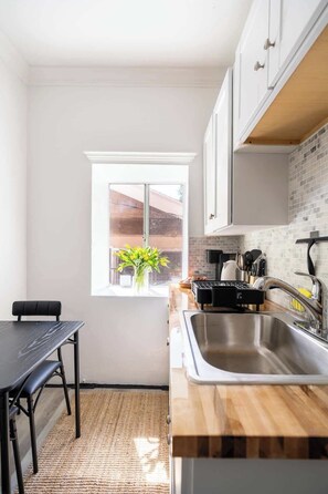 Fridge, oven, stovetop, coffee/tea maker - Studio Hideaway in Beachwood (Los Angeles)