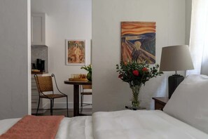 1 bedroom, iron/ironing board, WiFi, bed sheets - Urban Studio in Korea Town (Los Angeles)