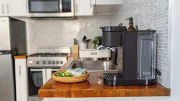 Een koelkast, een magnetron, een oven, een vaatwasser