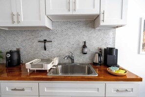 Jääkaappi, mikroaaltouuni, uuni, astianpesukone