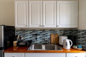 Oven, stovetop, coffee/tea maker, electric kettle