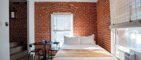 1 dormitorio, tabla de planchar con plancha, wifi y ropa de cama