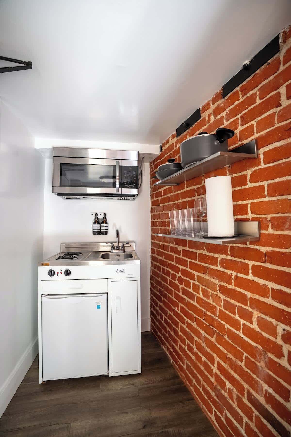 Coffee/tea maker, cookware/dishes/utensils