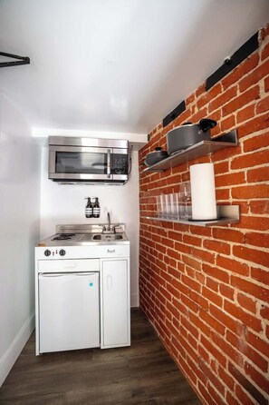 Coffee/tea maker, cookware/dishes/utensils - Modern Bachelor in Hollywood (Los Angeles)