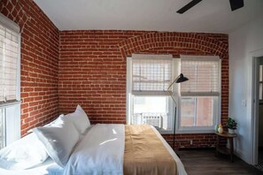 1 bedroom, iron/ironing board, WiFi, bed sheets - Modern Bachelor in Hollywood (Los Angeles)