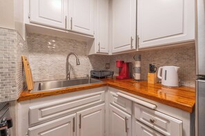 Fridge, oven, coffee/tea maker, cookware/dishes/utensils