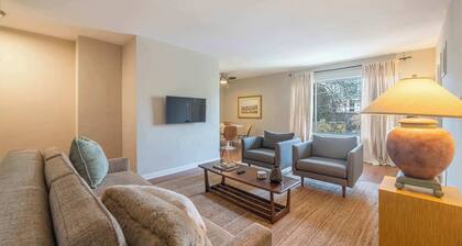 Mid-Century Modern Elegance in Hollywood w Parking