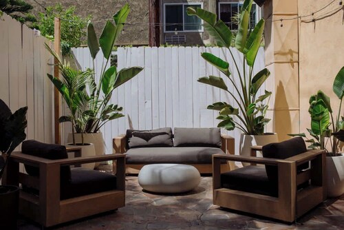 Mid-Century Modern Elegance in Hollywood with Parking