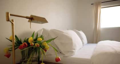 2 Bed 1 Bath Apt in Hollywood with Parking