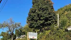 Une enseigne indiquant « River View Stay », située au 203, Hillside Drive, avec un numéro de téléphone à contacter.