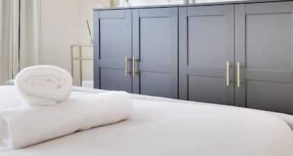 Stylish & Charming Studio City Centre Nr High Street by Luxiety Stays