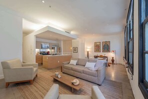 Televisión y oficina 