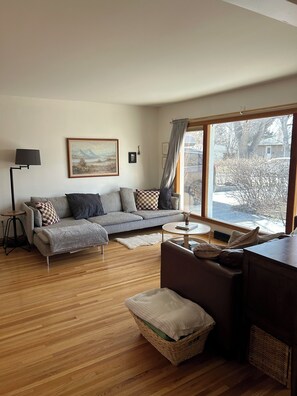 Smart-tv, een open haard, boeken en een printer