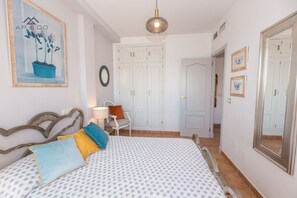 3 bedrooms, WiFi, bed sheets - Terrace House Marina Views (Andalusia)