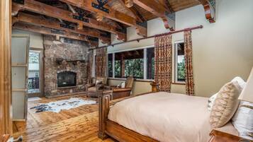 5 bedrooms, desk, travel cot, WiFi