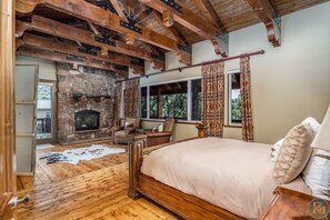 5 bedrooms, desk, travel cot, WiFi