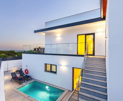Albufeira villa w/ heatable pool & sea views