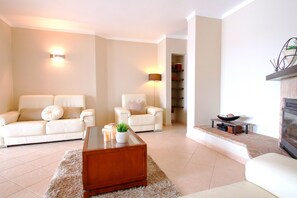 TV - Cozy villa with heatable pool and BBQ (Carvoeiro)