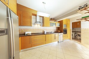 Réfrigérateur, micro-ondes, four, lave-vaisselle